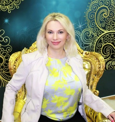 foto ve zlatém křesle